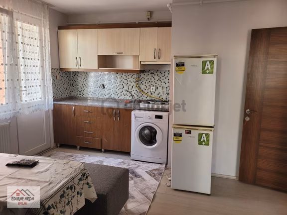 Arda Emlak Ofisin’den Erasta Avm Yanı Ara Kat Balkonlu Eşyalı Daire 1