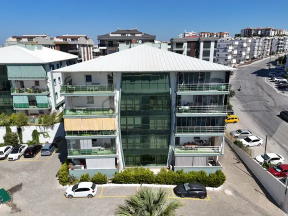 Kuşadası Ege Mahallesi'nde Havuzlu Sıtede Geniş Ve Ferah Satılık 3+1 Daire 1