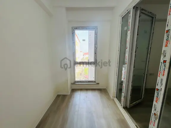 Güven'den Hızlı Tren,okul Ve Servis Bölgesi Ara Kat Kiralık 2+1 2