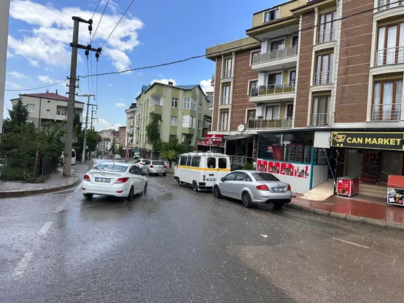 Özgürlük Mahallesinde Satılık Geniş 5+1 Dubleks Daire 2