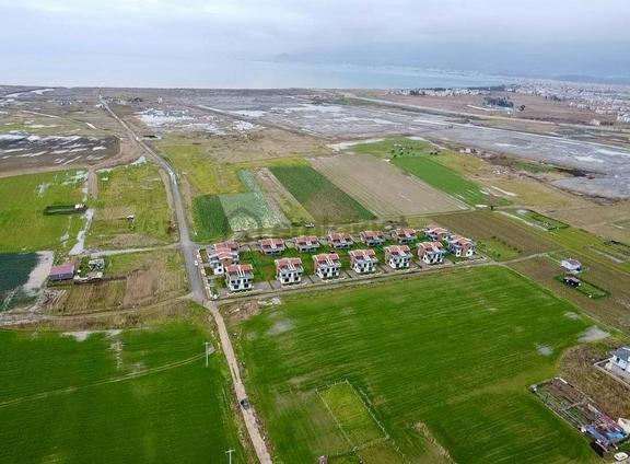 Eşsiz Konumda Sit Alanı Dışında Satılık 300m2 Villalık Arsa 1