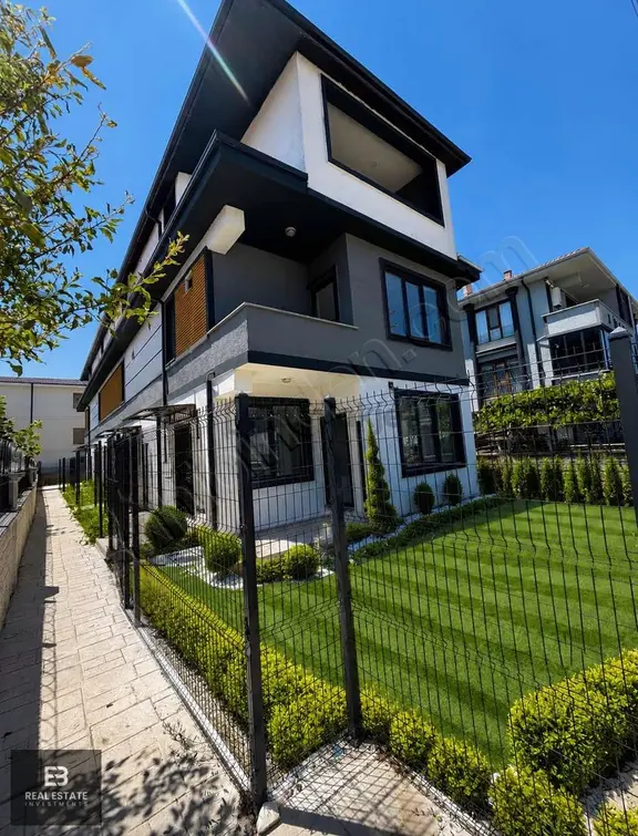 Sakarya Karasu'da 4+1 Müstakil Bahçeli Tripleks Satılık Villa 1