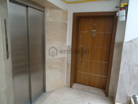 Krc'den Merkezi Konumda Katta Kiralık 3+1 Daire 2