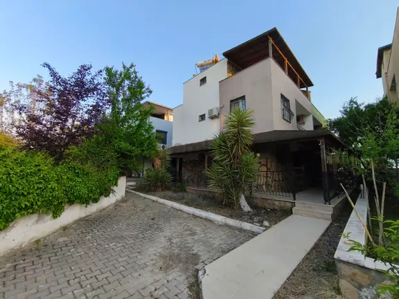 Kuşadası'nda Havuzlu Sitede 5+1 Eşyalı Turizm Konutu  Belgeli Villa 1