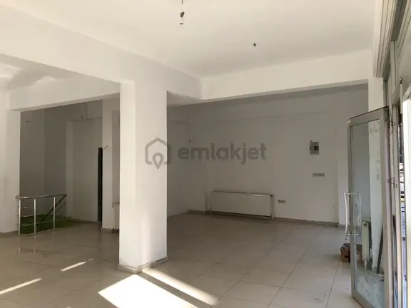Muhittin Mahallesi'nde İskanlı 240 M² Satılık Dükkan 2