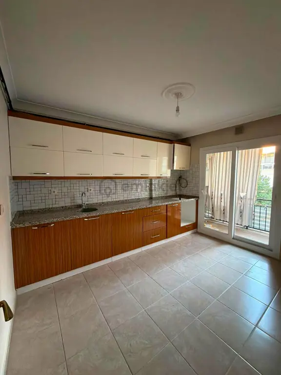 Turgutlu Yıldırım Mahallesi'nde Geniş Ve Aydınlık 3+1 Kiralık Daire Cadde Üzeri 1