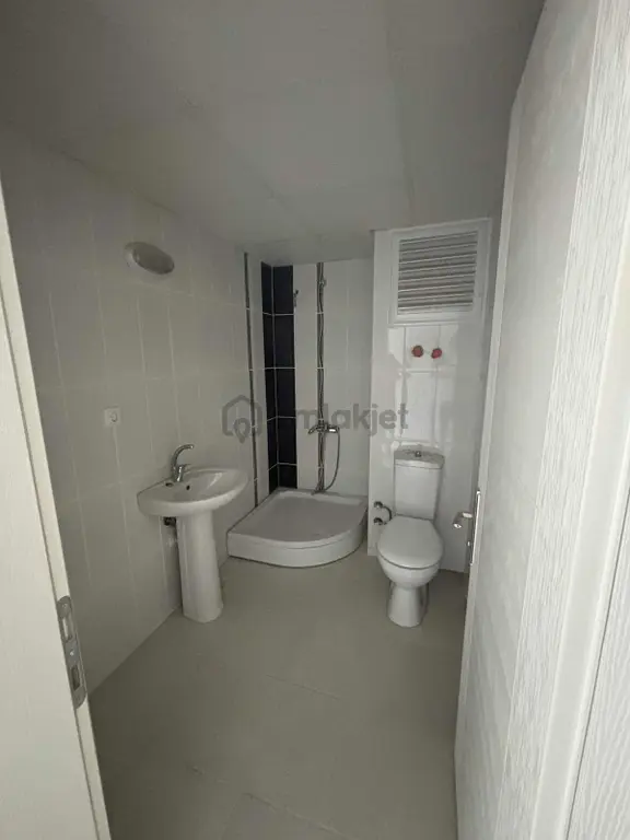 Güvenlikli Sitede Önü Açık 1+1 Daire 2