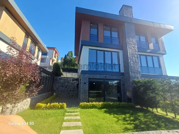 Remax Anka'dan Site İçinde 3+1 Deniz Manzaralı Kiralık Villa 1
