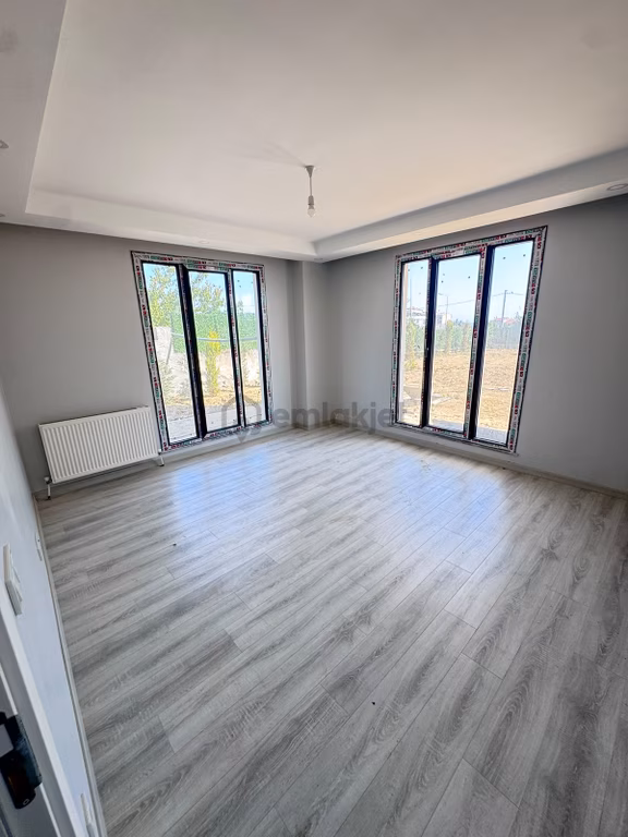 Büyükçekmece Celaliye'de Sıfır 3+1 Giriş Kat / Bahçe Kullanımlı 1