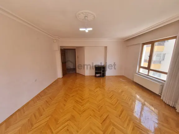 Cadde Üzeri - Merkezi Konum - Ara Kat - 3+1 Kiralık 2