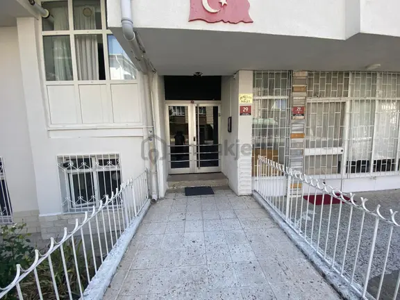 Öveçlerde Merkezi Konumda Uygun Fiyatlı Acil Satılık 3+1 Daire 2