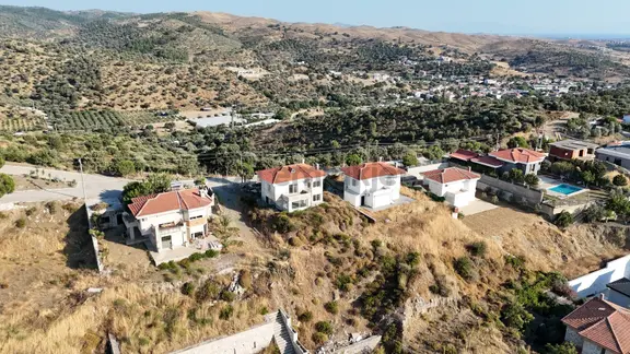 Urla'ya Yakın Konumda İçerisinde Ev Olan 1000 M2 Arsa 2