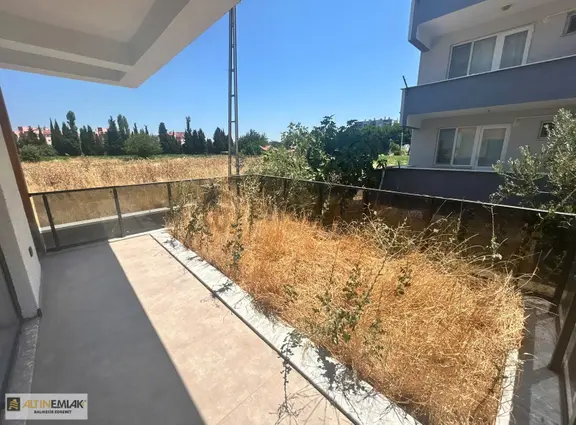 3 Katlı Binanın Giriş Katında, Kendine Özel Bahçeli Sıfır 1+1 2