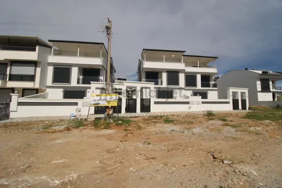 Aydıb Didim Hisar Mahallesi 6 Adet Bitişik Nizam Villa 3 Adet Havuzlu 3 Adet Bahçeli 3+1 Açık Mutfak 1