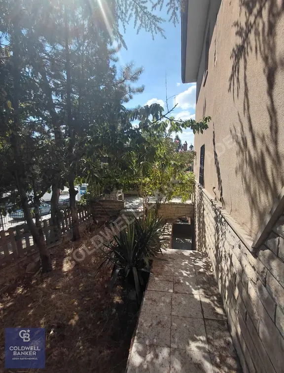 Batıkent'te Eşyalı/eşyasız Kiralık Köşe Tripleks Villa 1