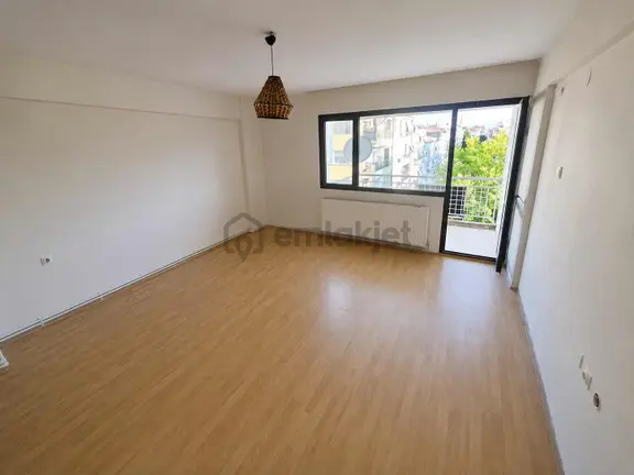 Karşıyaka Bahçelievlerde 3+1 Tadilatlı Daire 1