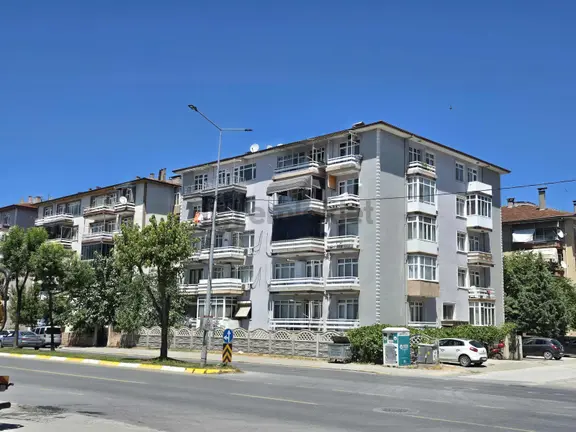 Adapazarı Mithatpaşa Mahallesi'nde Cadde Üzerinde Satılık 3+1 Da 1