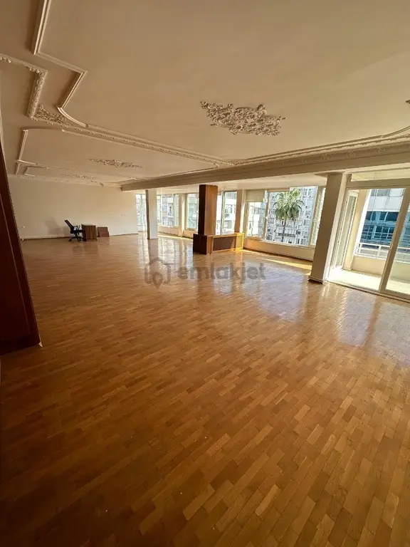Aydın'dan Şehir Merkezinde 450m2 Deniz Manzaralı Kiralık Ofis 1