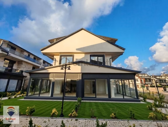 Denize Sıfır, 4+1, Geniş Bahçe Kullanımlı, Ayrı Mutfaklı Villa 2