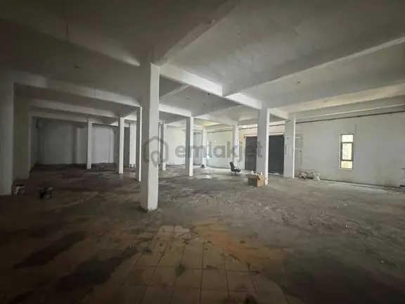 Sultanbeyli'de Düz Girişli 700 M2 Kiralık Depo 2