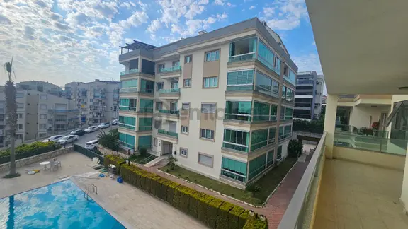 Kuşadası Ege Mahallesinda Havuzlu Sitede Ara Kat 3+1 Daire 1