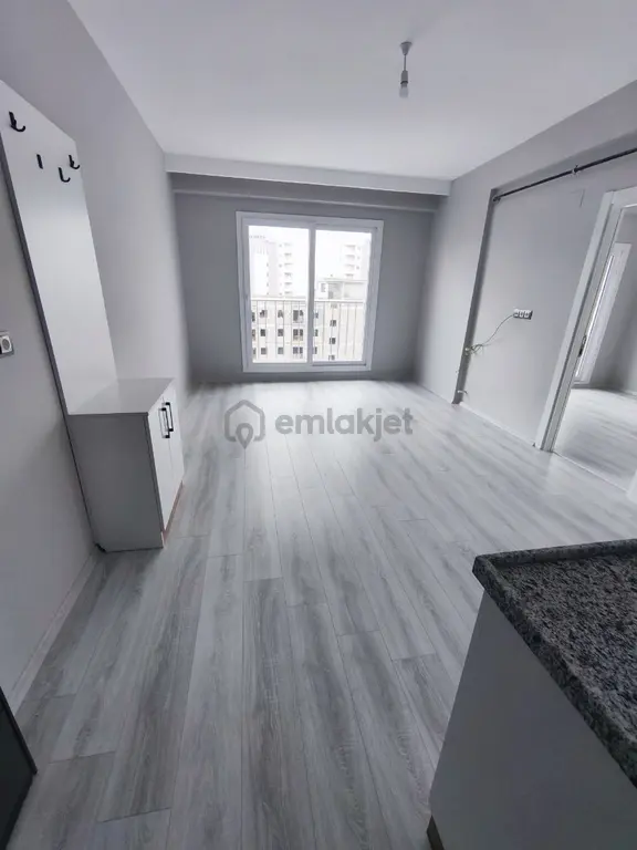 Balkonlu Geniş Daire 1