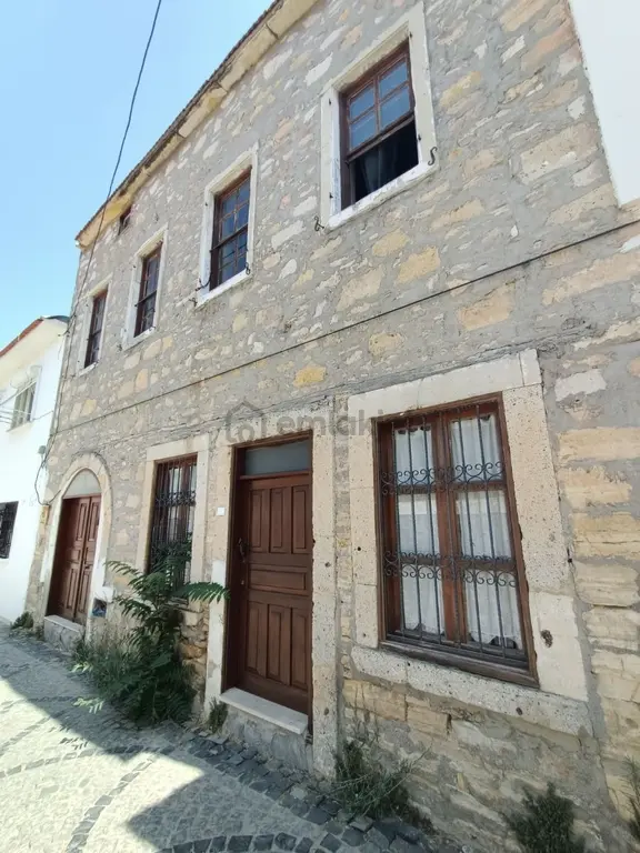 Çeşme Merkez'de Butik Otel Olmaya Müsait Eski Taş Rum Evi 1