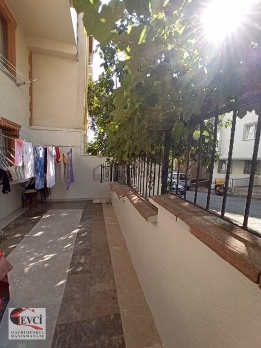 Merkez Mahallesinde 2+1 Geniş Bahçeli Açık Otoparklı 2