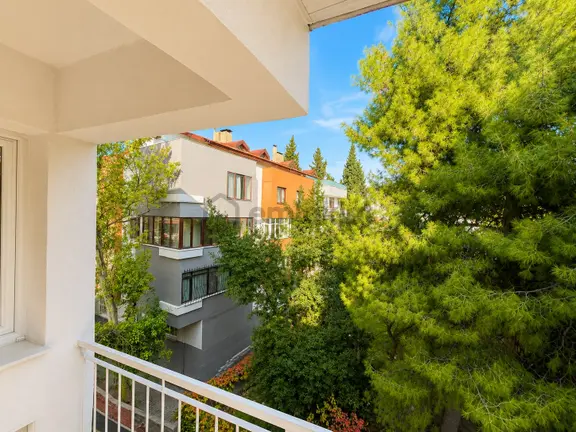 Buca Menderes Caddesinde Geniş Ve Bakımlı 3+1 120 M2arakat Daire 1