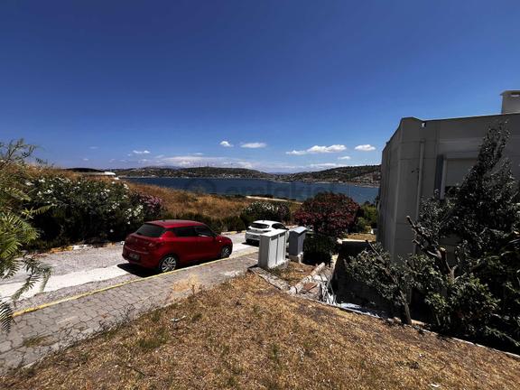 Çeşme'de Denize Sıfır Sitede Satılık 1+1 Deniz Manzaralı 2