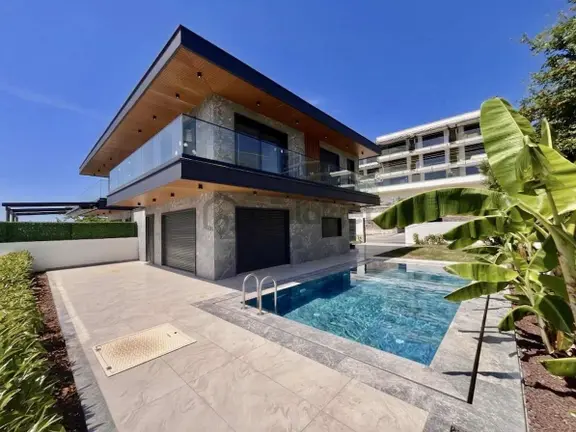 Çeşme Merkez'de 5+1 Ultra Lüx Villa Atilla Emlak Çeşme 1