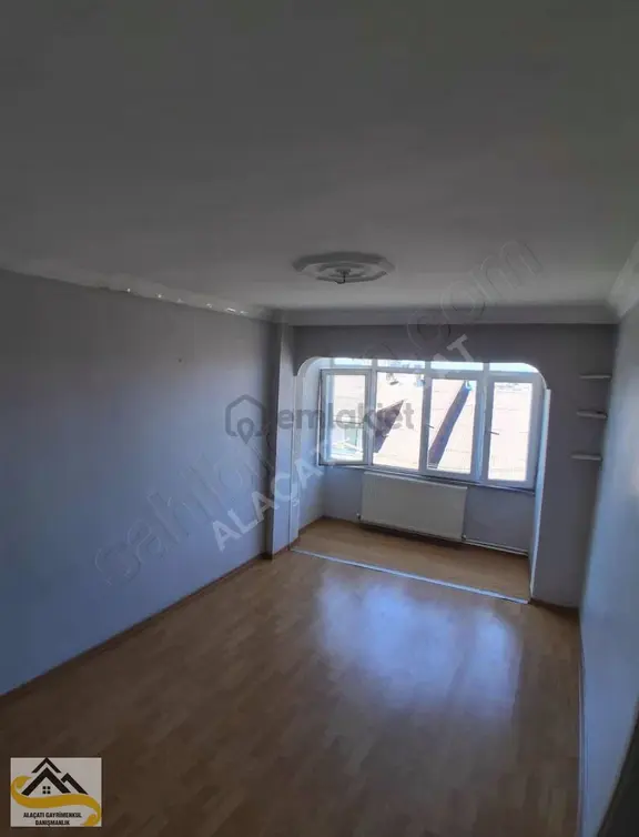 Alaçatı Dan Hisseli 3. Kat Masrafsız 25 Yaşında Daire 1