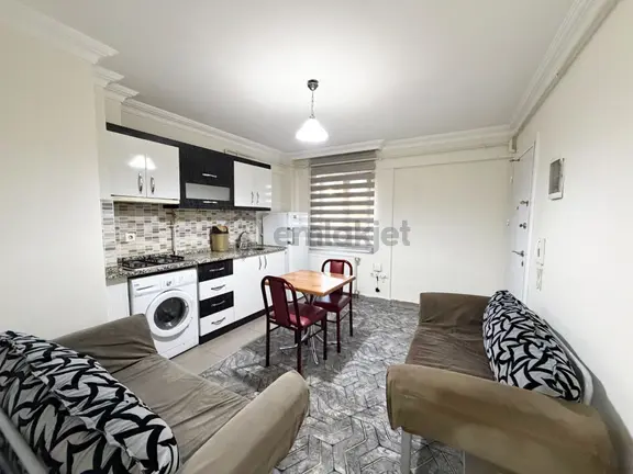 Atalar'da Balkonlu Klimalı Asansörlü Arakat Full Eşyalı 1+1 Apart 1
