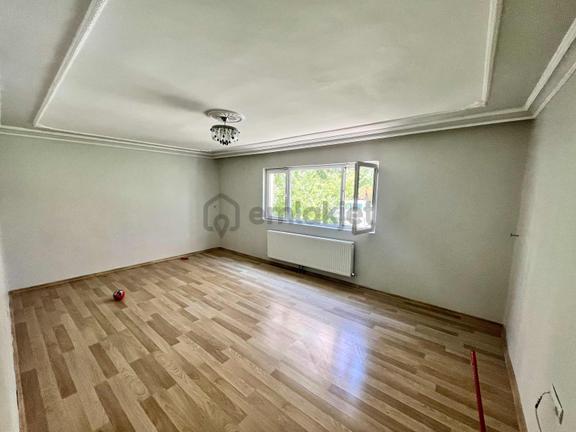 Avantaj'dan Boğaziçin'de Cadde Okul Yakını Ara Katta Geniş 3+1 1