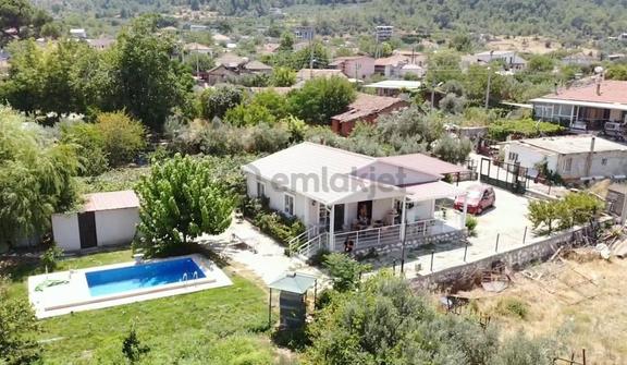 Menderes Değirmendere'de 847m² Arsa İçinde Resmi Yapılı Havuzlu Köy Evi 1