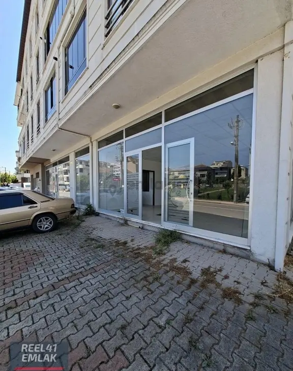 Başiskele'de Merkezi Konumda Kiralık 125 M² Dükkan 1