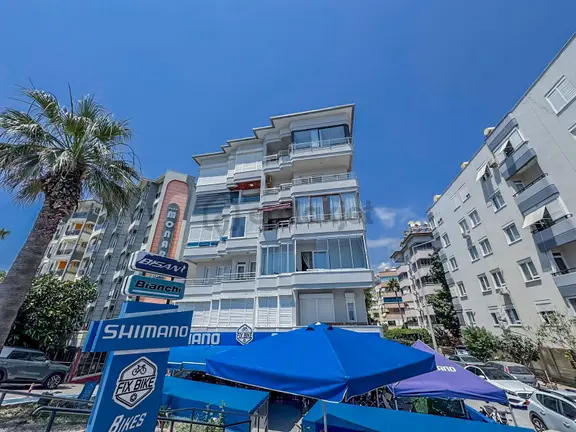 Alanya Merkezde Satılık Denize Sıfır 3+1 Ayrı Mutfak 165 M² Lüx Bakımlı Daire 1
