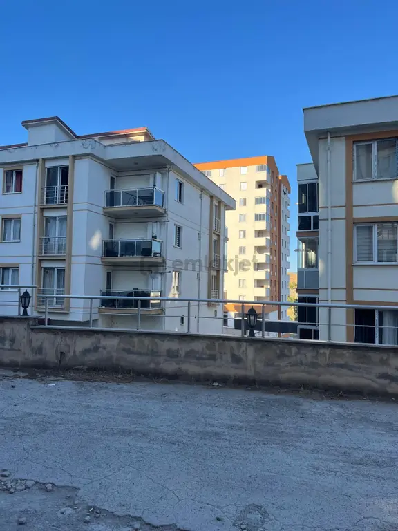 Karabük 100.yılda Mehmet Uğur Emlaktan Kiralık Eşyalı 1+1 Daire 1