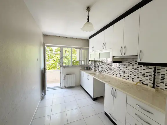 Çaybaşı Saltak Cad.'nde Arakat Asansörlü Balkonlu 3+1 Kiralık Daire 1