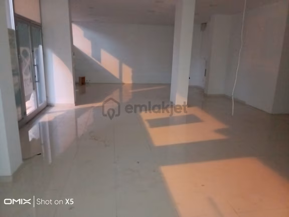 Pendik Çamçeşme Mahallesi'nde Kiralık 150m2 Düz Giriş Dükkan 1