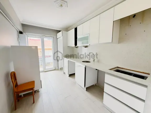 Sakarya 2 Caddesi Yakını İçi Yenilenmiş Balkonlu 3+1 1
