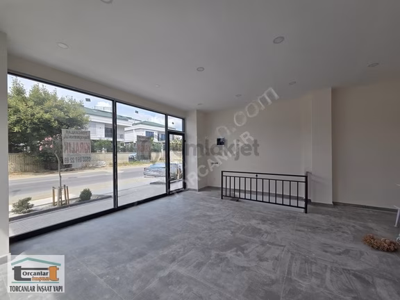 Celaliye'de Cadde Üzeri Köşe Konumda | 72 M² | Kiralık Dükkan 2