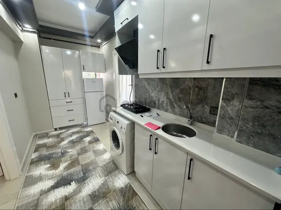 Yedişehitler Mahallesi Emek Taksi Üstü Kiralık 2+0 Apart 1