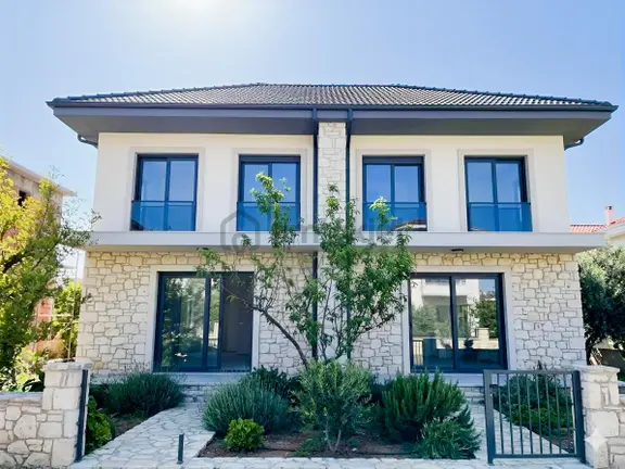 Villakent'te Ana Cadde Üzerinde Geniş 3+1 Satılık Villa 1