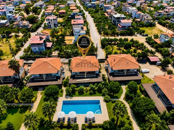 Denize Yakın Konumda Havuzlu Sitede 3+1 Şık Mükemmel Villa! 1