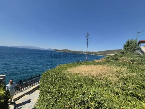 Kuşadası Denize Sıfır Site İçerisinde Satılık 3+1 Villa 2