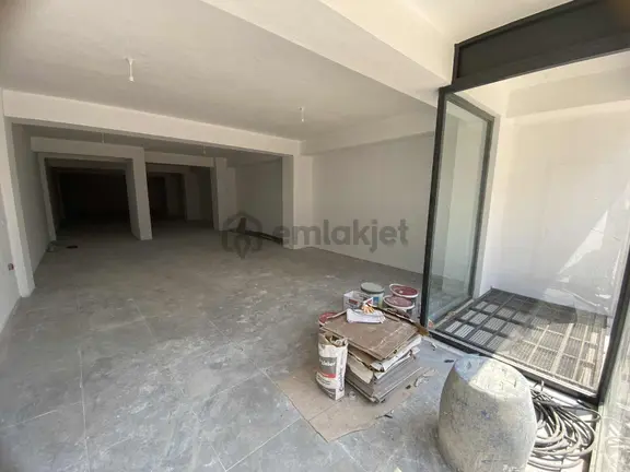 Altınova Merkez Belediye Yanında Satılık 415 M2 Düz Giriş Dükkan 2