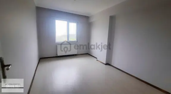 Cadde Üzerinde, Otobüs Durağının Tam Karşısında Masrafsız 3+1 2