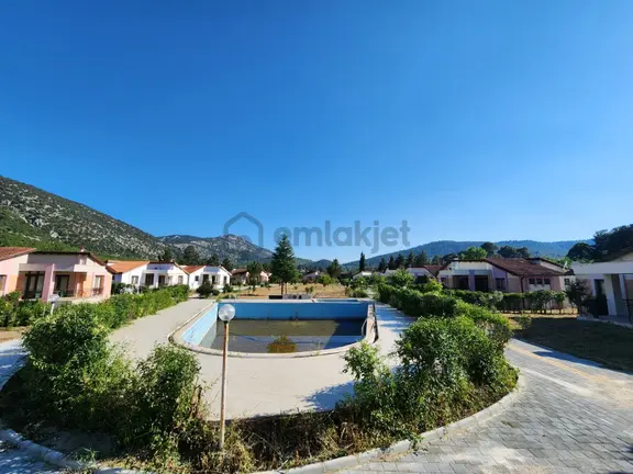 Bayatbademleri'nde Site İçi Havuzlu Güvenlikli Satılık Villa 2
