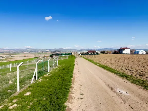 Gölbaşı Mogan Göl Manzaralı Tel Örgülü Yol Kenarı Arsa Satılık 2